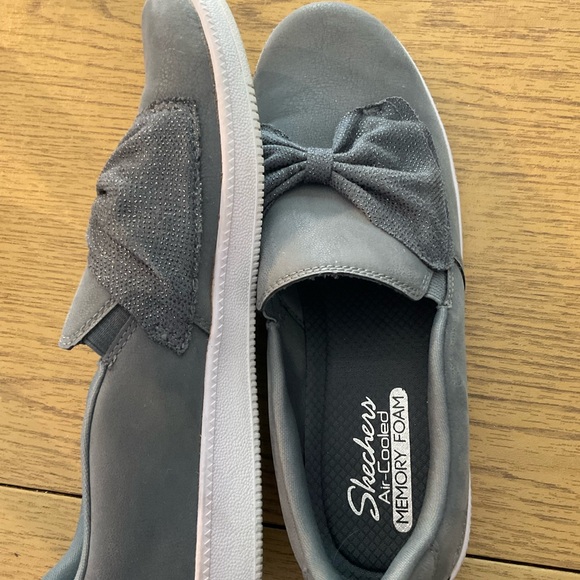 Skechers Madison Avenue Slip-ons - Picture 3 of 9